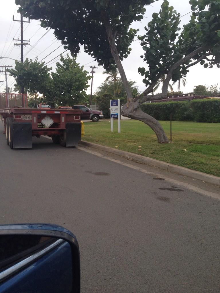 MomandPa's tweet photo. 3 days parked in front of fire hydrant in the Campbell's Industrial Park. @honolulupolice Really? http://t.co/Bhu5WTDBUA