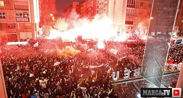 marca's tweet photo. MARCA TV | Así ha sido la llegada del autobús del Real Madrid al Santiago Bernabéu ▶ http://t.co/GALCDqQx1h http://t.co/PrwpeC611w