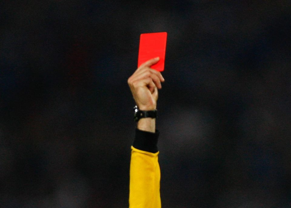 MotivacionesF's tweet photo. RT Si alguna vez te han sacado tarjeta roja. http://t.co/7PBklT9NWn