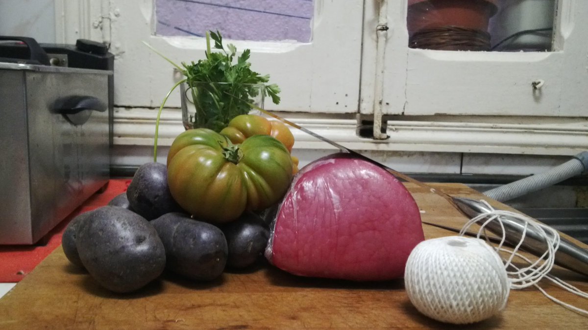 vicky_sanchez93's tweet photo. @robinfood Mini Roast Beef que nos hemos preparao. En bocadillo con tomatitos y mayonesa, pornografia a cascoporro http://t.co/3DTF6u5A0n