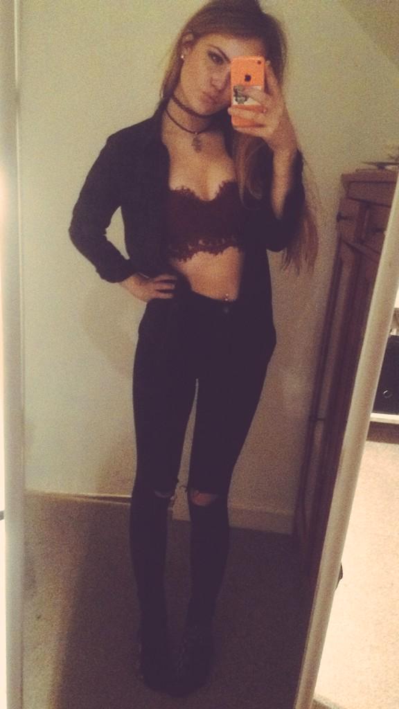 AmeliaQuinnxx's tweet photo. I've never wore this top out and I never will #TooMuchFlesh http://t.co/9JPOyJ60Z3