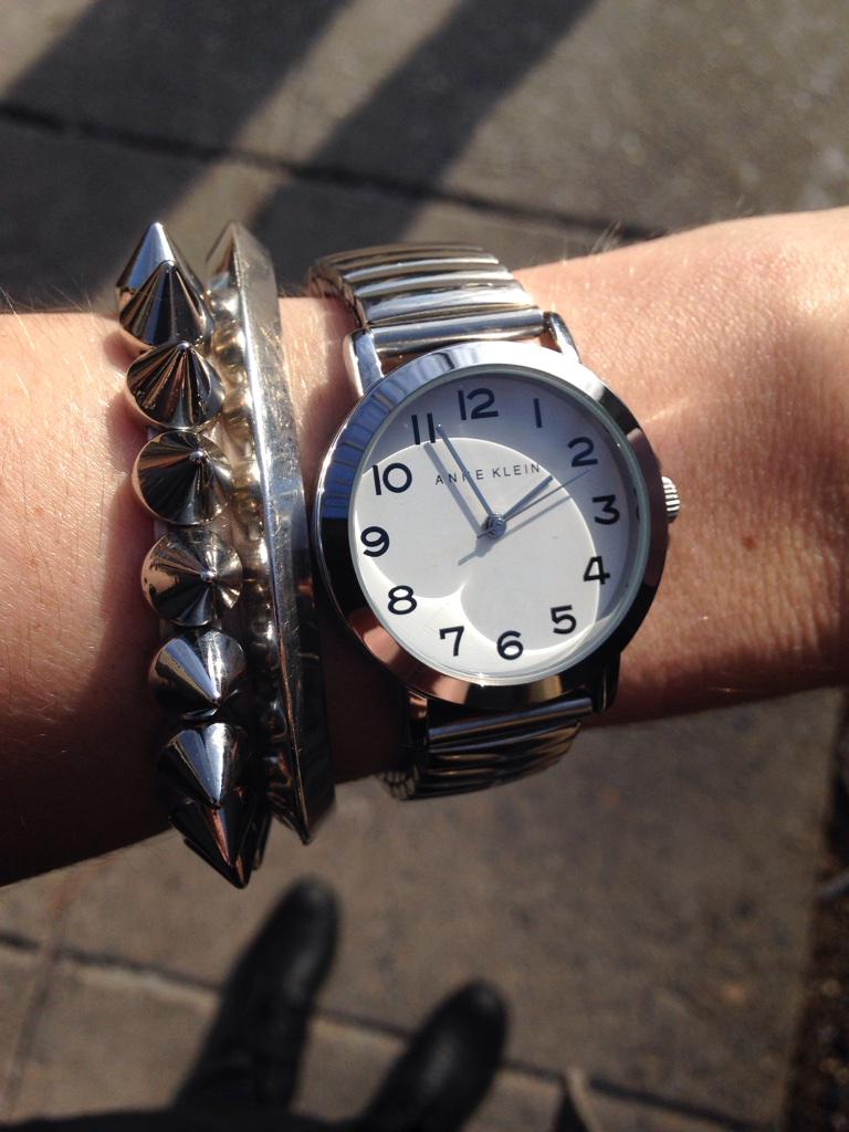 ChndlrVlndr's tweet image. @mollygreathouse My watch is integral to my arm party on my left wrist #puttingtheFUNinfunctional
