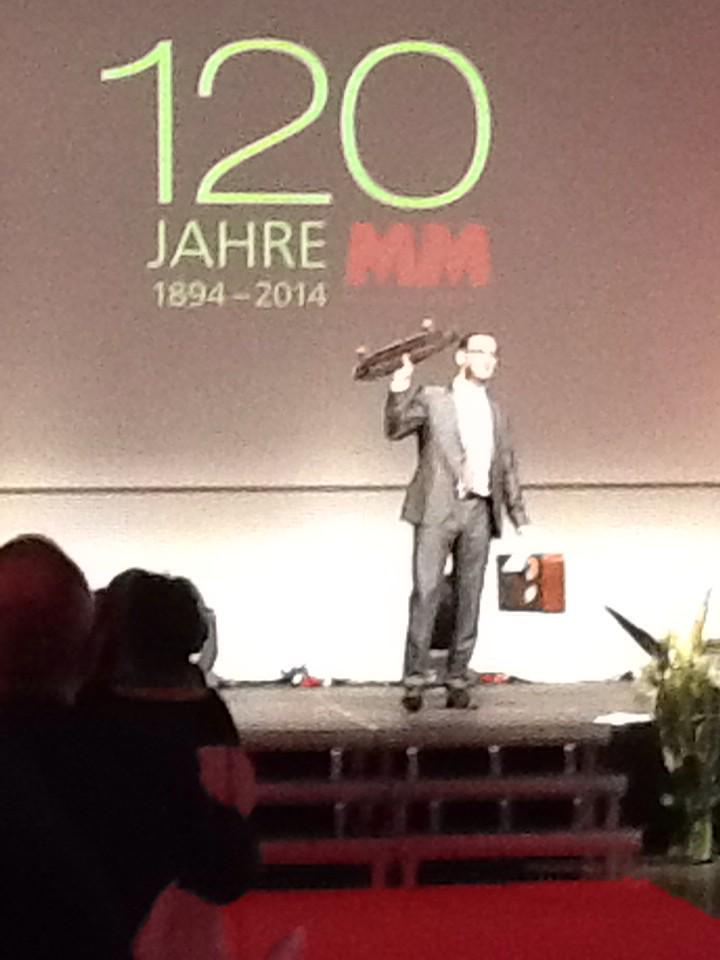 MaschinenMarkt's tweet image. Ein #Skateboard und ein #Koffer? Unsere Kollegin, Victoria Sonnenberg schafft Klarheit #mm120 @Sonnenberg_MM