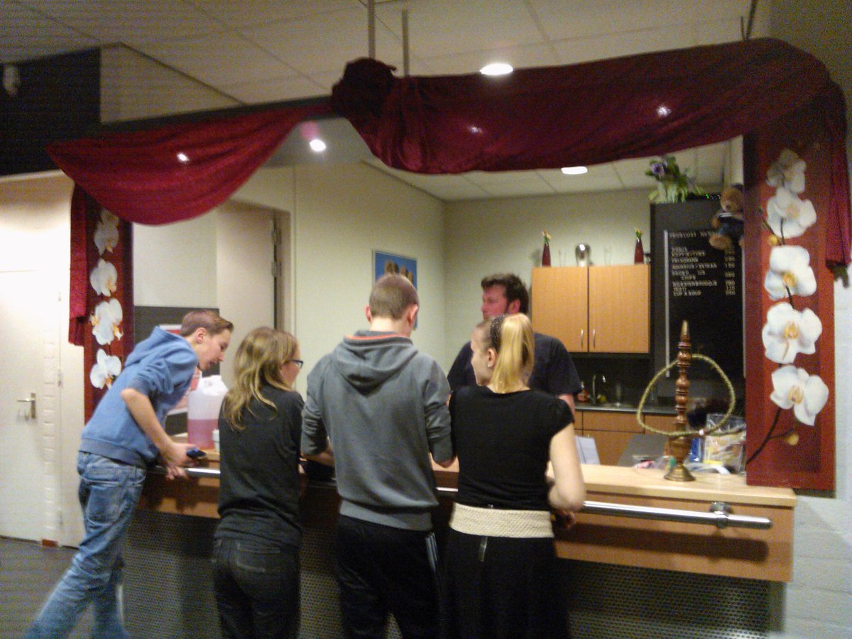 A_Vullings's tweet photo. Ff pauze... Jongeren vanavond druk bezig met voorbereiden vd nieuwjaarsparty morgen! http://t.co/cm14CufJAp