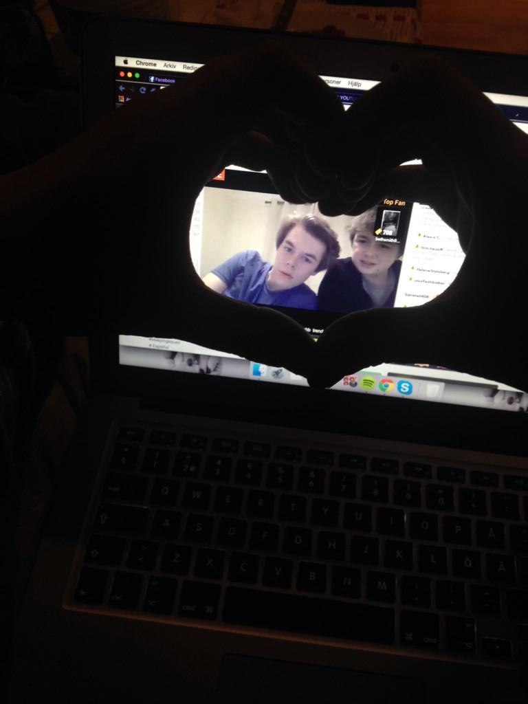 dinsandraaa's tweet image. @HarrisonWebb97 
I'm watching you guys, from Sweden!! #harrisonwebb #mrandersonwebb ❤️❤️