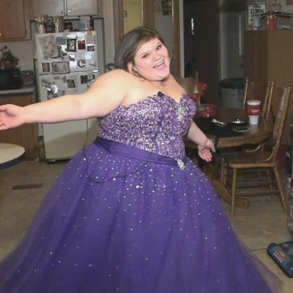 Online Commenters Criticize Weight Of Teen Trying To Sell Prom Dress online-commenters-criticize-weight-of-teen-trying-to-sell-prom-dress