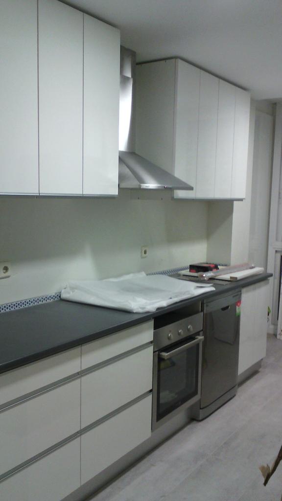 Reyes_Espada's tweet photo. Montando Cocina en blanco alto brillo, tirador embutido níquel http://t.co/Q03mzVqdj2