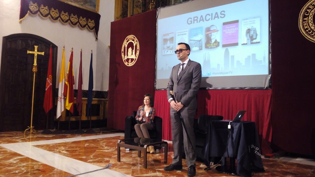 UCAM's tweet photo. Finaliza la charla de @ristomejide. Aplausos a rabiar de los casi mil asistentes. ¡Gracias por venir! http://t.co/uNsXk1S7vd