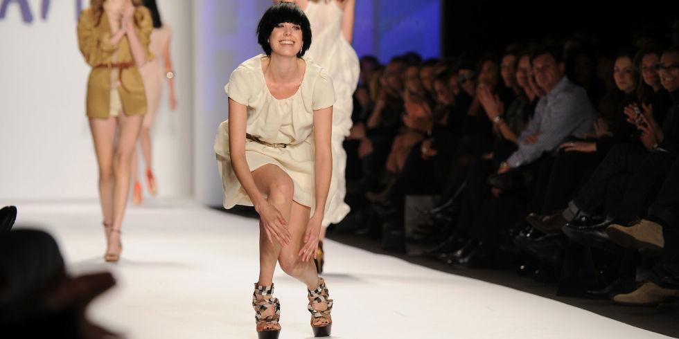 Манекенщица на подиуме. Модель по подиуму. Подиум идти. Жизель бюндхен на подиуме. Подиум идти.