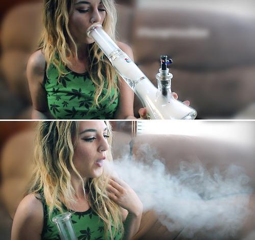 natedizzle4's tweet image. “@FemaleStoners: #GirlsGoneWeed http://t.co/pafUabKsv0” #USTubes#represent