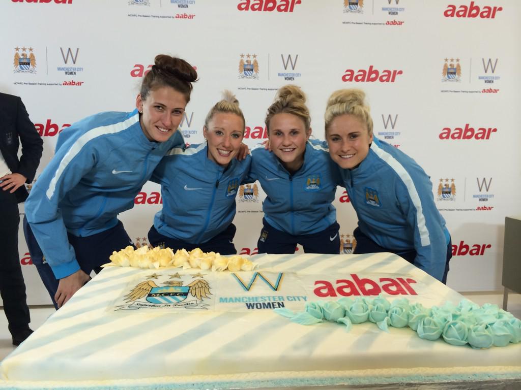 Tour sponsor Aabar welcomes @MCWFC with a cake <a href="/JillScott12/">Jill Scott</a> <a href="/IzzyChr17/">Izzy Christiansen</a> <a href="/stephhoughton2/">Steph Houghton MBE</a>  via <a href="/emmalippo08/">Emma Lipman</a> #fawsl #woso