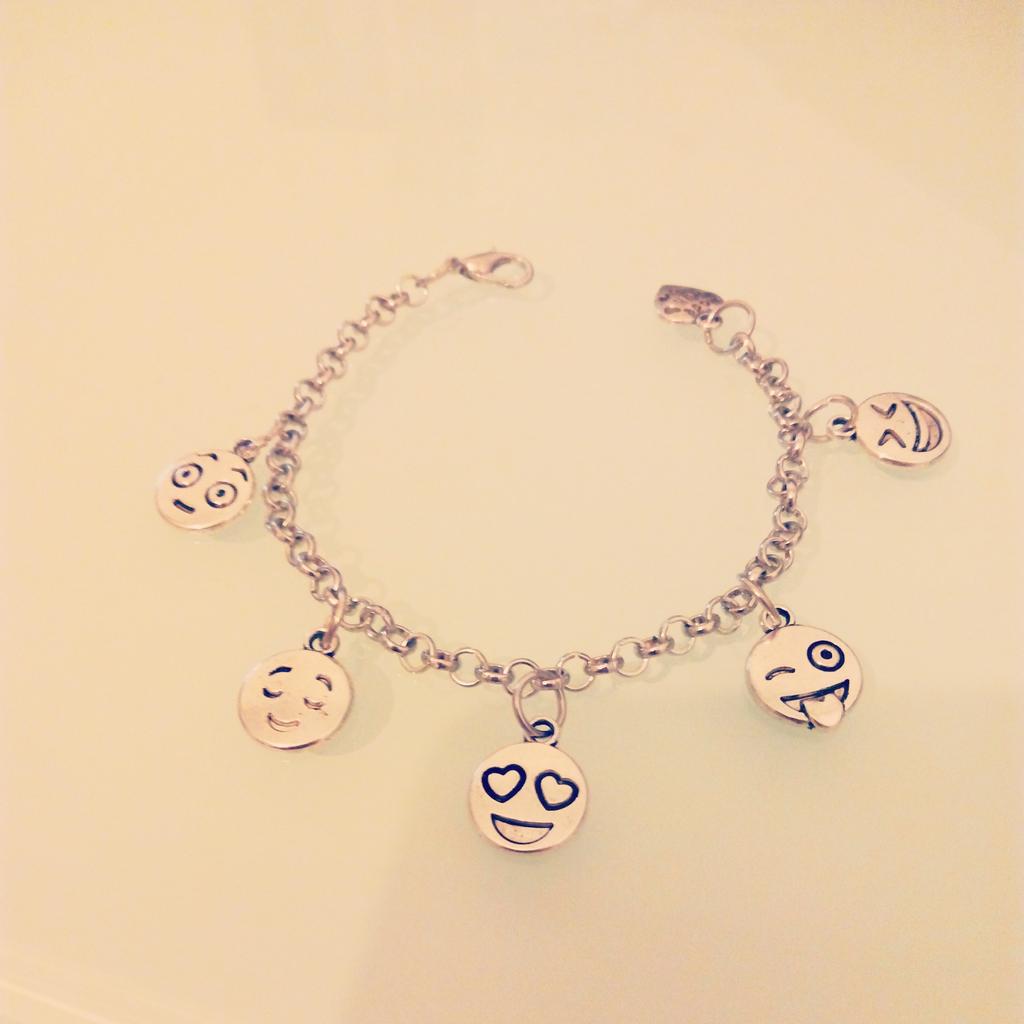 librazalets's tweet photo. Novedad!! 
Pulsera emoticonos!!! http://t.co/zVdwhKVzU2