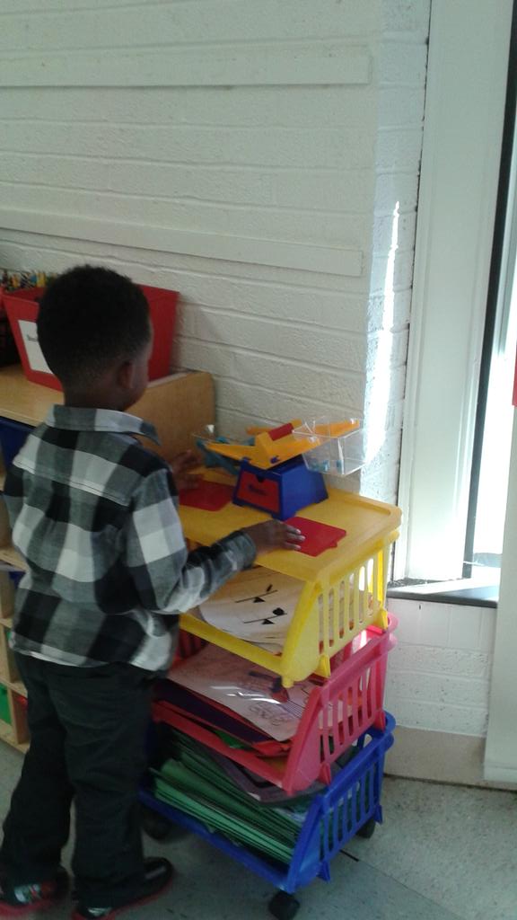 AwatsonAmanda's tweet photo. Kindergartners are using a scale in math to find out what's heavy and what's light. http://t.co/wixf2ZUavu