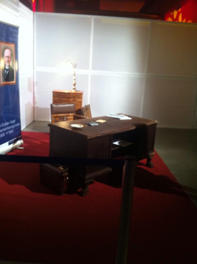 MaschinenMarkt's tweet image. Spannende #Ausstellung auf der #MM Gala, u.a. der Original-Schreibtisch von Carl-Gustav Vogel aus  1851! #mm120