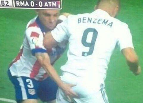 Ngakak wkwkw <a href="/PenyaMadrid_ID/">Peña Madridista Indonesia</a>: Pantesan gak bs ngegolin @GeniusFootball: Simeone tactics to stop Real Madrid strikers ”
