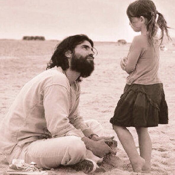 الأب رجُل مختلف في حياة كل فتاة...
ولو سألت كل فتاة ماذا تتمنى ؟ لقالت : رجُلاً كأبي !!