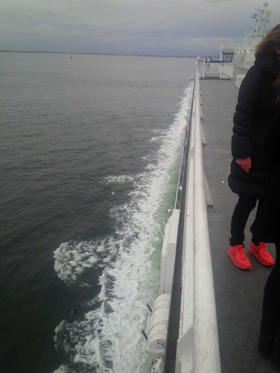 GraemeSailor's tweet photo. Making waves #makingwaves @arianagrande http://t.co/faIQQMrQt4