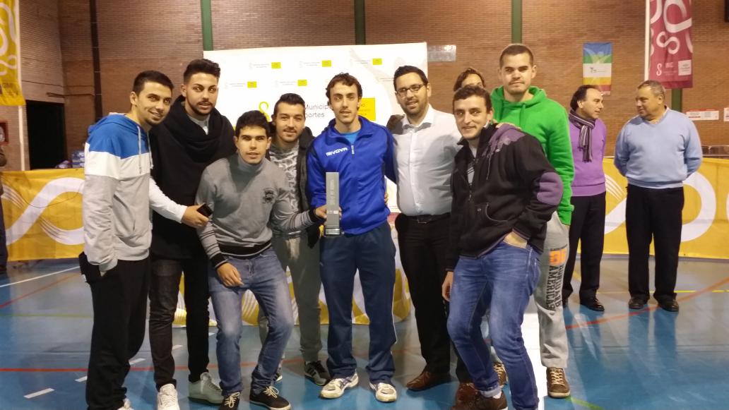 LPFUTSAL9's tweet photo. Galardonados con el trofeo de campeón http://t.co/TSDgVpg7ax