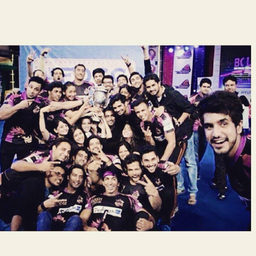 Vishals_Angels's tweet photo. Yaaaaay #victory #DelhiDragons #bcl #winners #superstars #happiness #vishalsangels @SVishal786 @suyyashrai @KishwerM http://t.co/Y7bko8m1oT