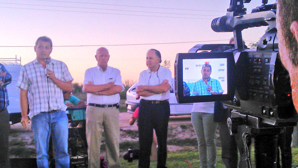 CachitoMarrero's tweet photo. El Ing @g_lopezmendez Hoy La Luz Pero También Viene el Vitumen #Getion #Enciso en #SarandiGrande http://t.co/ViRyWK0Zlt