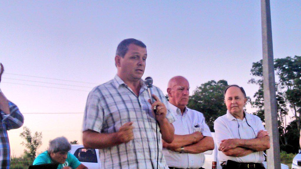 CachitoMarrero's tweet photo. El Ing @g_lopezmendez Hoy La Luz Pero También Viene el Vitumen #Getion #Enciso en #SarandiGrande http://t.co/ViRyWK0Zlt