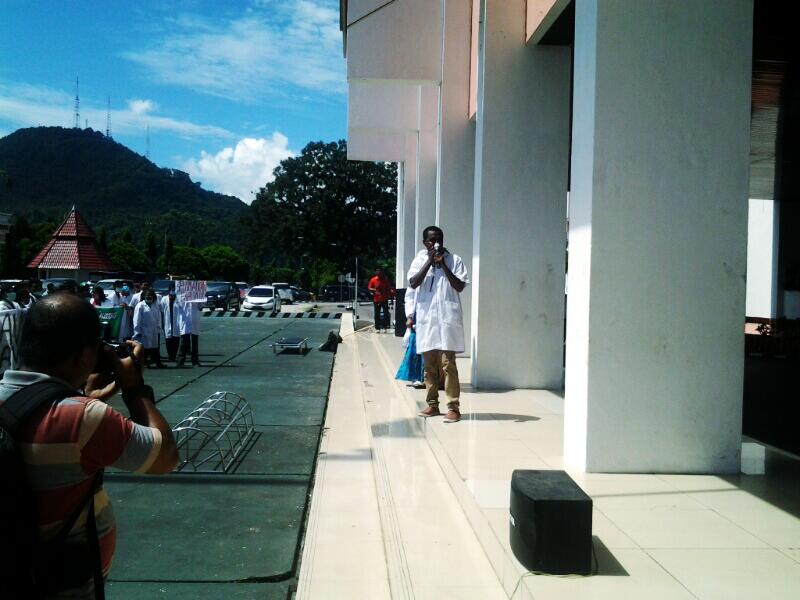 FK_Xtion's tweet image. Terima kasih ketua @bemfkuncen mewakili suara kami, Terima kasih semua sejawat untk aksi Hari ini!!! #SaveFKUncen http://t.co/igBX4yWNjs"