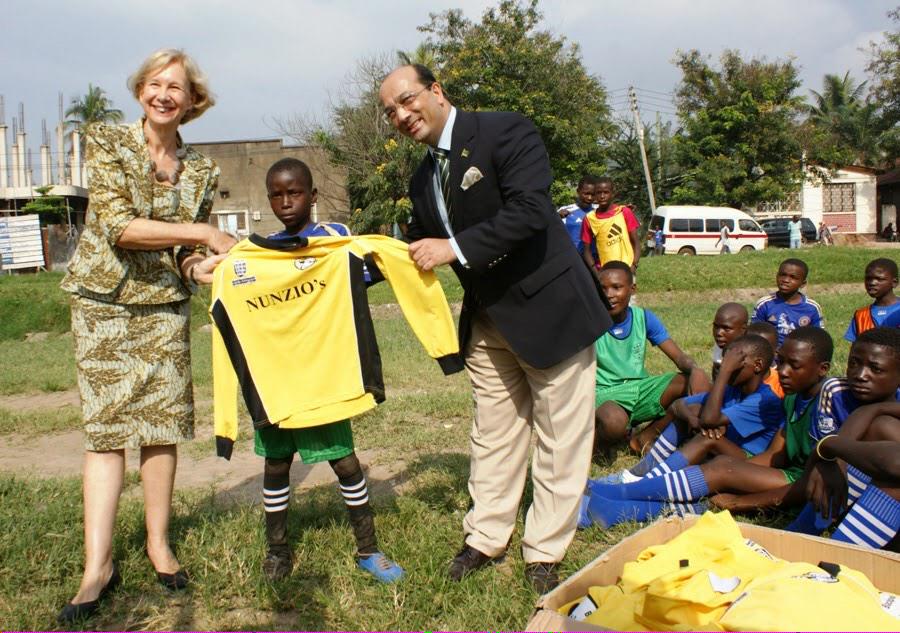 TSC_Academy's tweet photo. British High Commissioner #Tanzania visit 2day #StreetSkillz #TSCSA @The_ICSS @Supporters @iStreetChild @stuart_icss http://t.co/kspfft17Fr
