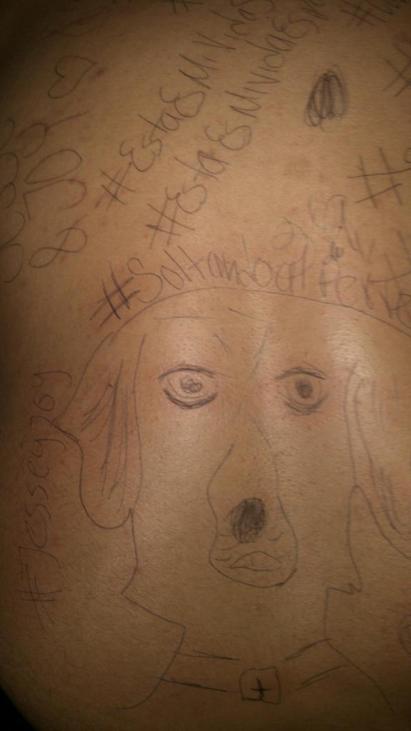Yessiespacial's tweet photo. #Soltandoalperro Un intento de perro Cx en la espalda de @luislimon07 @jesseyjoy @solamentejoy http://t.co/DbaCHu2d5M