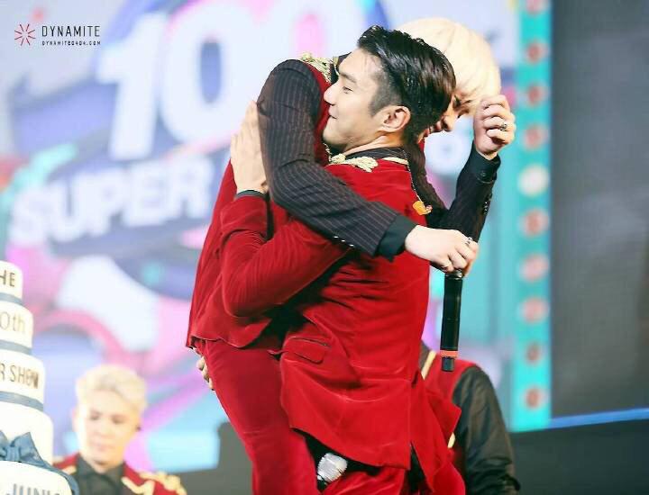 DONGHAEisMINE's tweet photo. Lol Hyukjae you really act like a monkey 🐒 wonhyuk tho :3 http://t.co/kRwoImWcJb