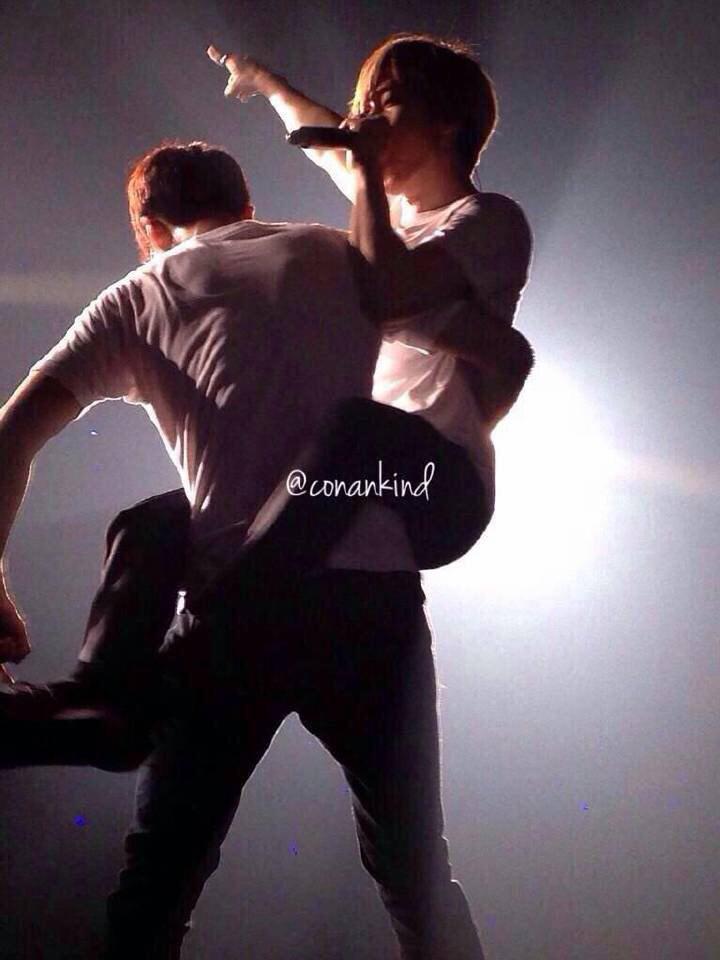 DONGHAEisMINE's tweet photo. Lol Hyukjae you really act like a monkey 🐒 wonhyuk tho :3 http://t.co/kRwoImWcJb