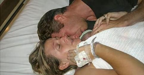 MinbieBaby's tweet photo. HER BABY DIED DURING BIRTH, BUT MOM ASKED TO HOLD HIM; TWO HOURS LATER, SHE HEARD A GASP http://t.co/NS6o2agSyH http://t.co/Jm2svRiXCW