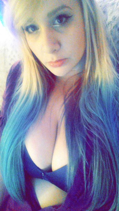 My twitter has been pretty negative and sad the past few days so have a picture from the other day. 💙