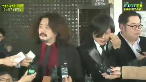 김어준 주진우 무죄 2심 판결후 울고 있는 주진우(김어준 김용민과 함께)
facebook.com/du0280/posts/8…