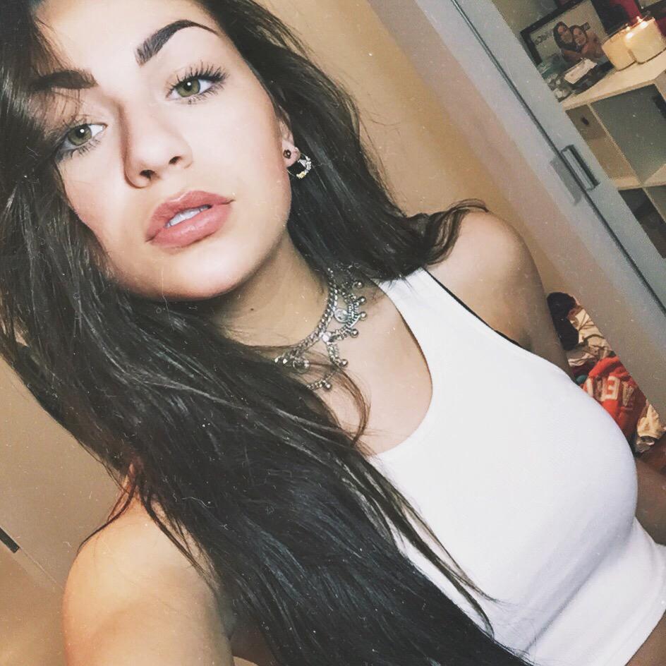AndreaxxRussset's tweet photo. Uh I got a new lipstick today and I'm kinda stoked about it http://t.co/jxfUMmb6RM