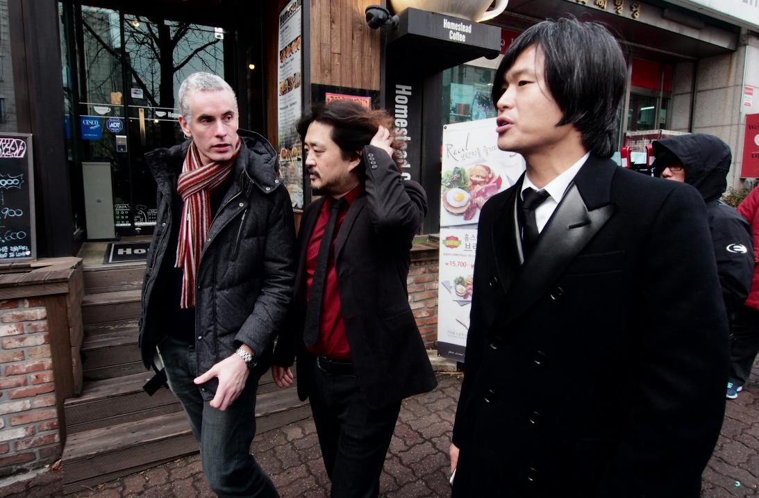 재판을 마치고 점심을 먹으러 가는 김어준과 주진우