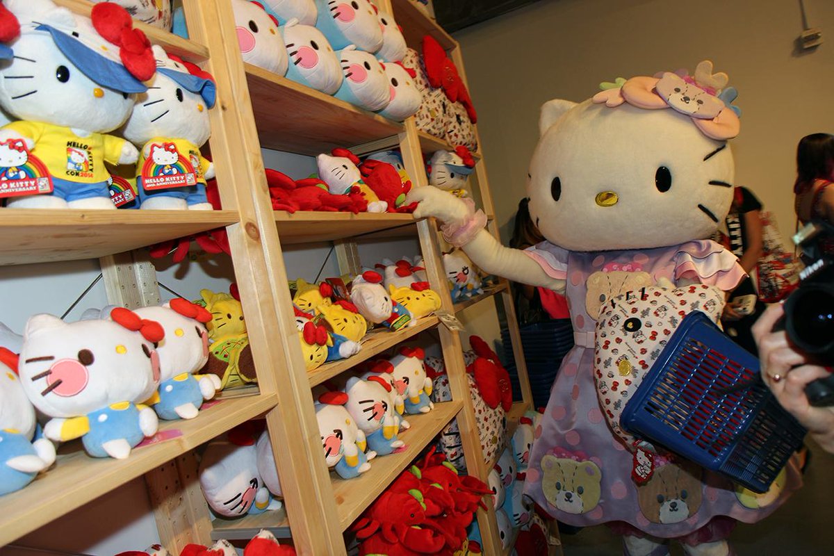 hellokitty's tweet photo. #TBT: Shopping around at #HelloKittyCon! 

#ThrowbackThursday
#HelloKitty40th http://t.co/ord18s0k5M
