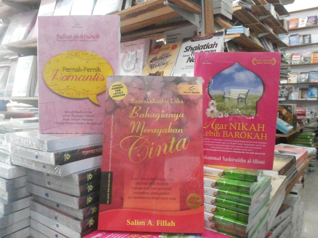 Bursanf's tweet photo. Buku-buku bagus bagi yang Akan atau Sudah Menikah. Semoga Allah berkahi pernikahannya http://t.co/wSCmwbrY1u