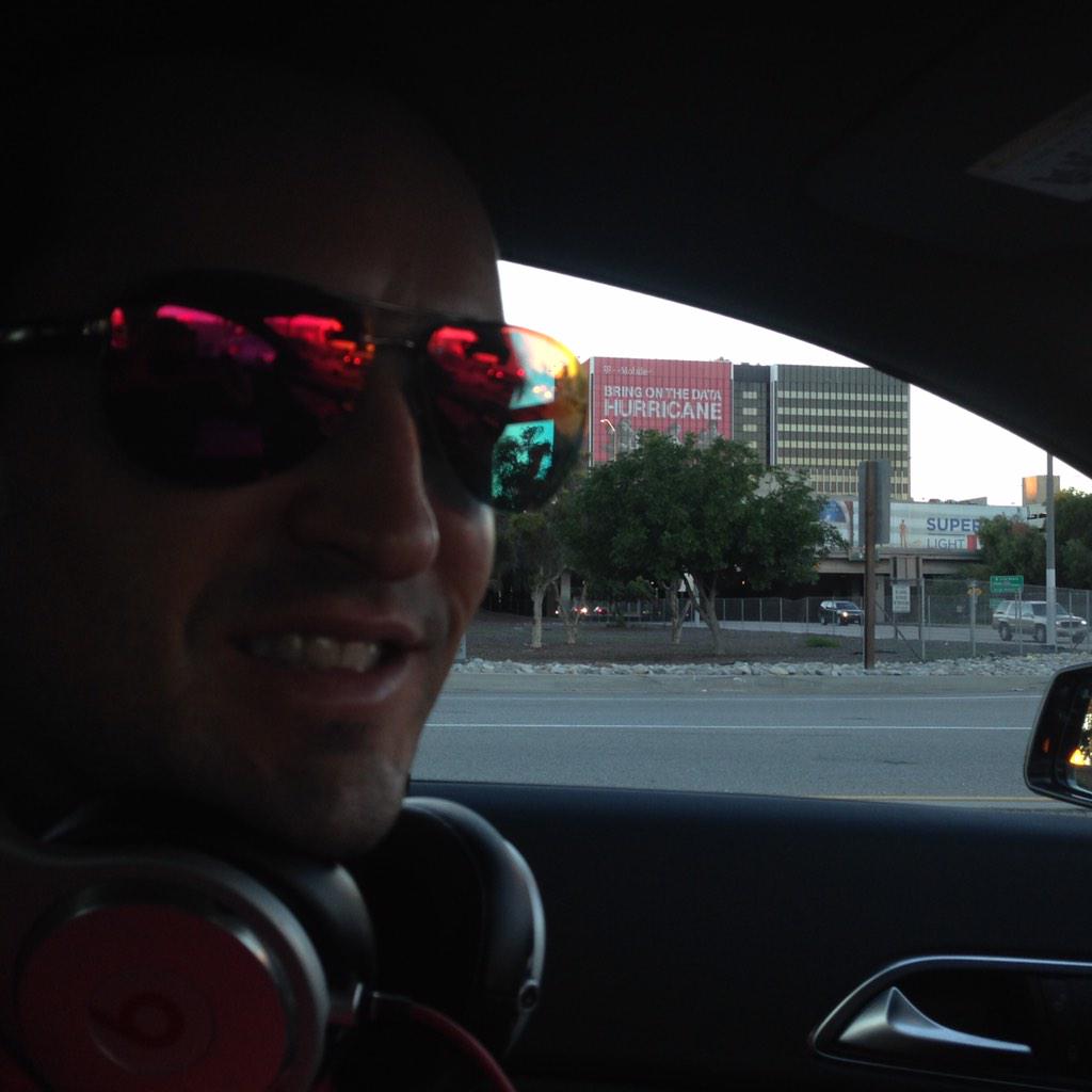 AskSya's tweet image. The data hurricane never gets old! @pjdeluca @SievertMike @JohnLegere #BeMagenta #LAX #gogoinflight #Uncarrier