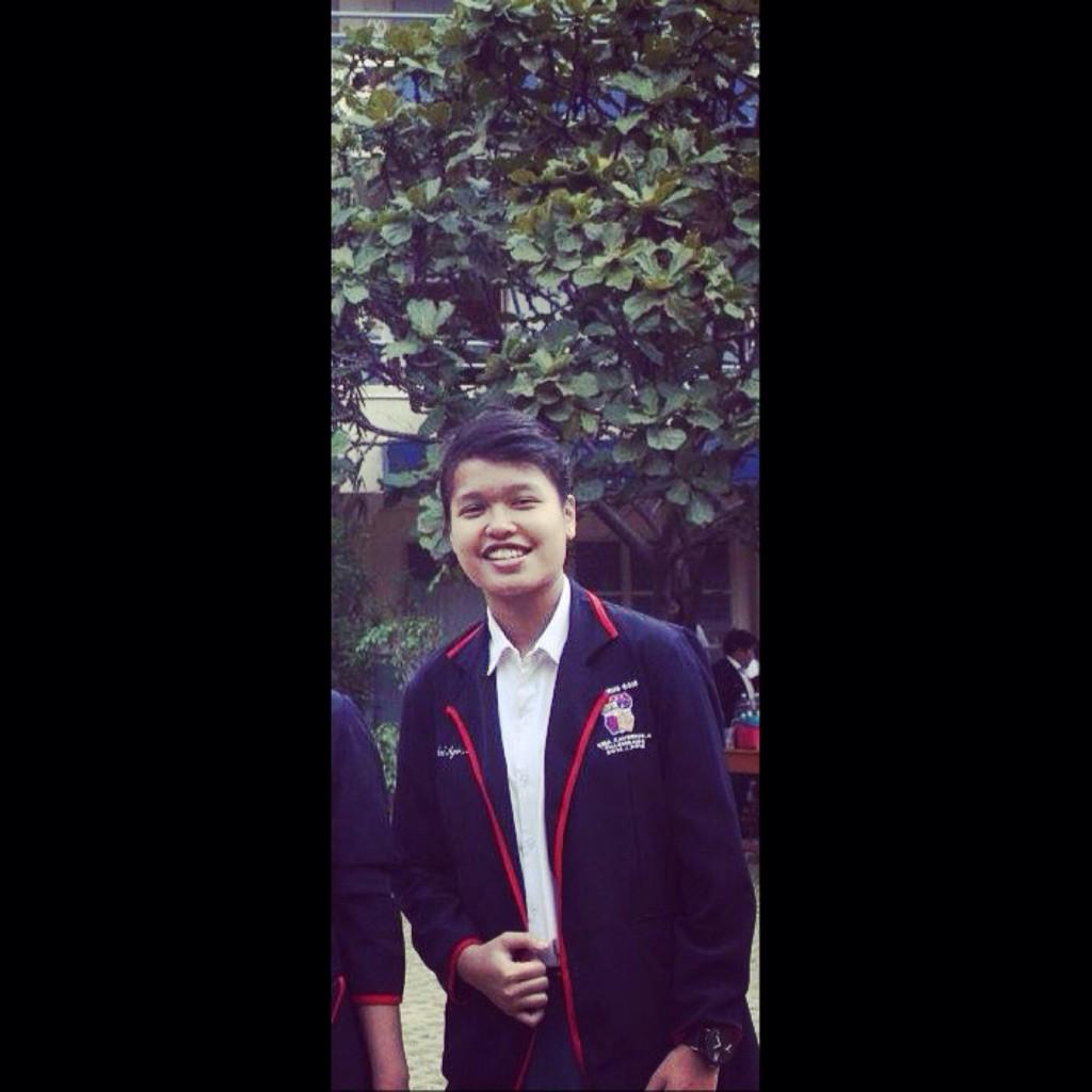 _Ptrzz03's tweet photo. smiling in the dumps ✌️😁 http://t.co/f6TZjRcTNS