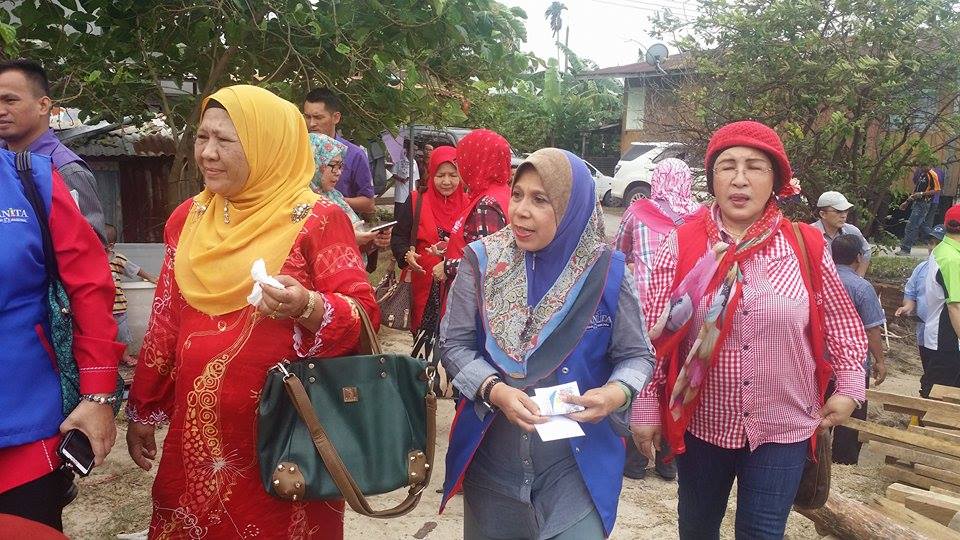 BKBPUNS's tweet photo. bantuan pasca banjir Kudat 2015 #BKUBPUNS http://t.co/E39Ke8W7na