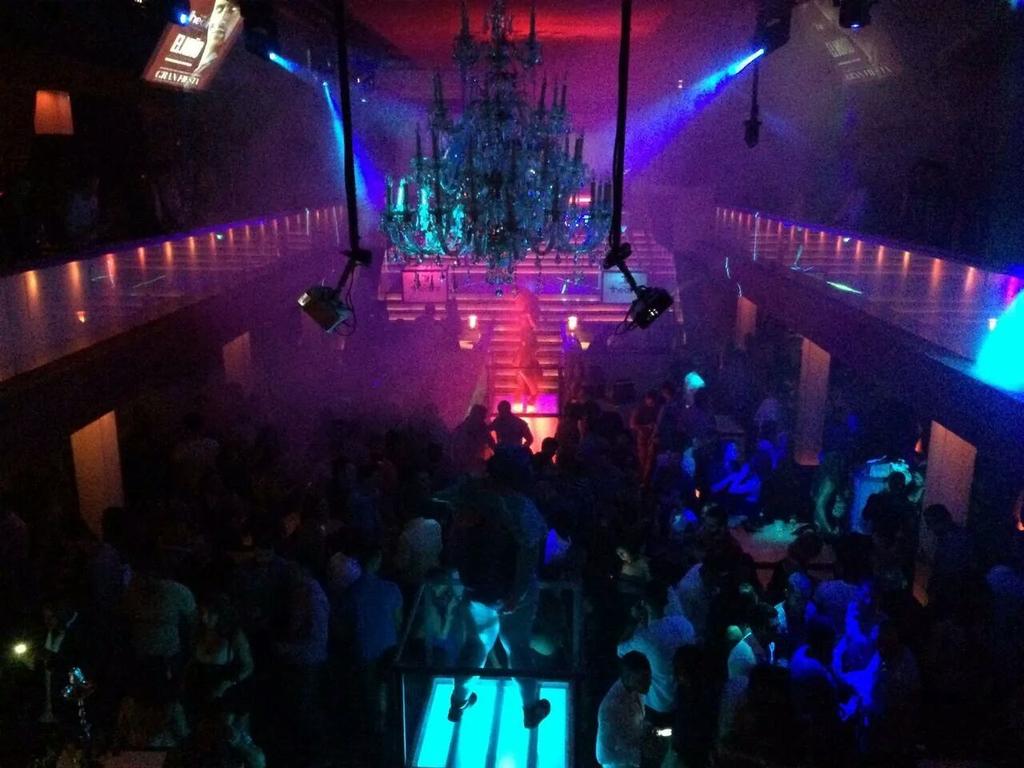gtd77's tweet photo. Theatre la mejor disco se Sevilla.... Lista Gumer de 00:00 a 2:00, Copa gratis de 00:00 a 1:00.. http://t.co/kOcnIaZ0KI