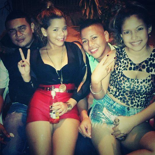 LessOrozco12's tweet photo. Cumple de la Sis @KarlaMarenaGil #FelipeRuiz #EmersonHerrera Los adoro🍻😘😉 http://t.co/PyQUsIDZrc