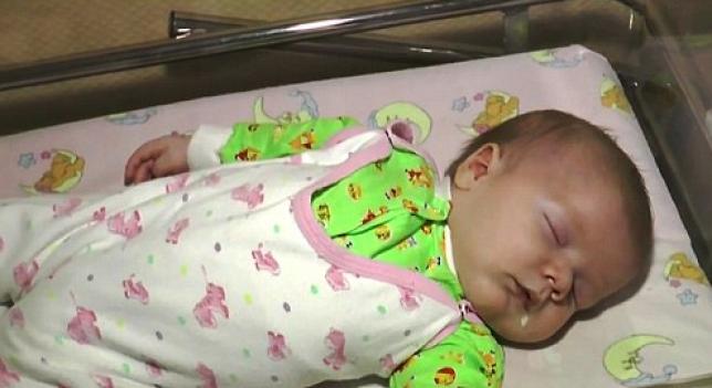 A3Noticias's tweet image. Una gata callejera da calor a un bebé abandonado en Rusia y le salva de morir de frio goo.gl/q81qRj