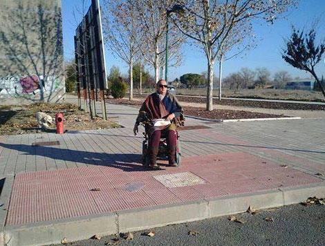 wikiCR's tweet photo. Invitan a @rosaromerocr a subir a una SILLA DE RUEDAS y comprobar las BARRERAS de Ciudad Real http://t.co/HyesrrY4z5 http://t.co/StobNjVbt0