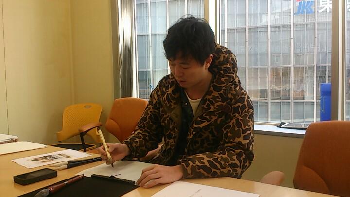 utsukushikisake's tweet photo. DVD化へ向けて着々と、準備をすすめています。何か書いてはりますねー。 http://t.co/z1wWcye9wL