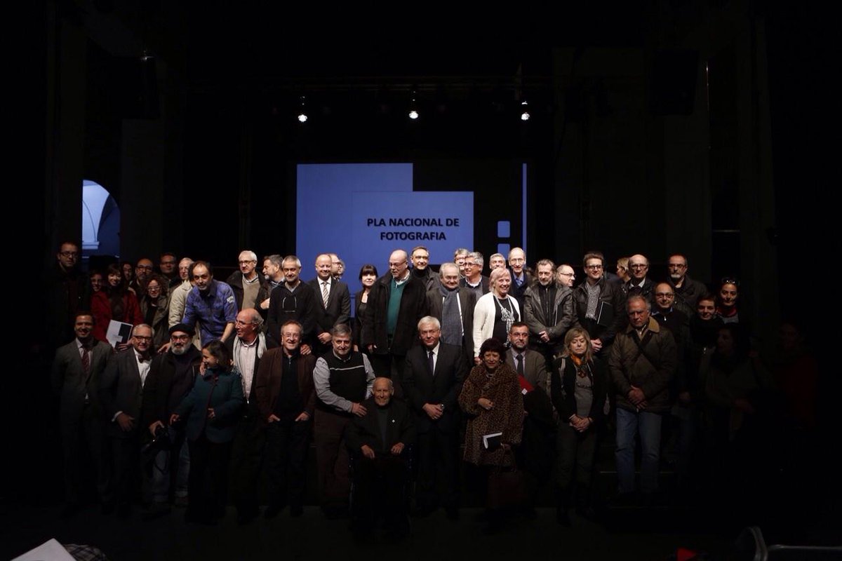 Foto de grup en acabar la presentació del #PlaNacionalFotografia  a @artssantamonica (Foto Albert Bertran)