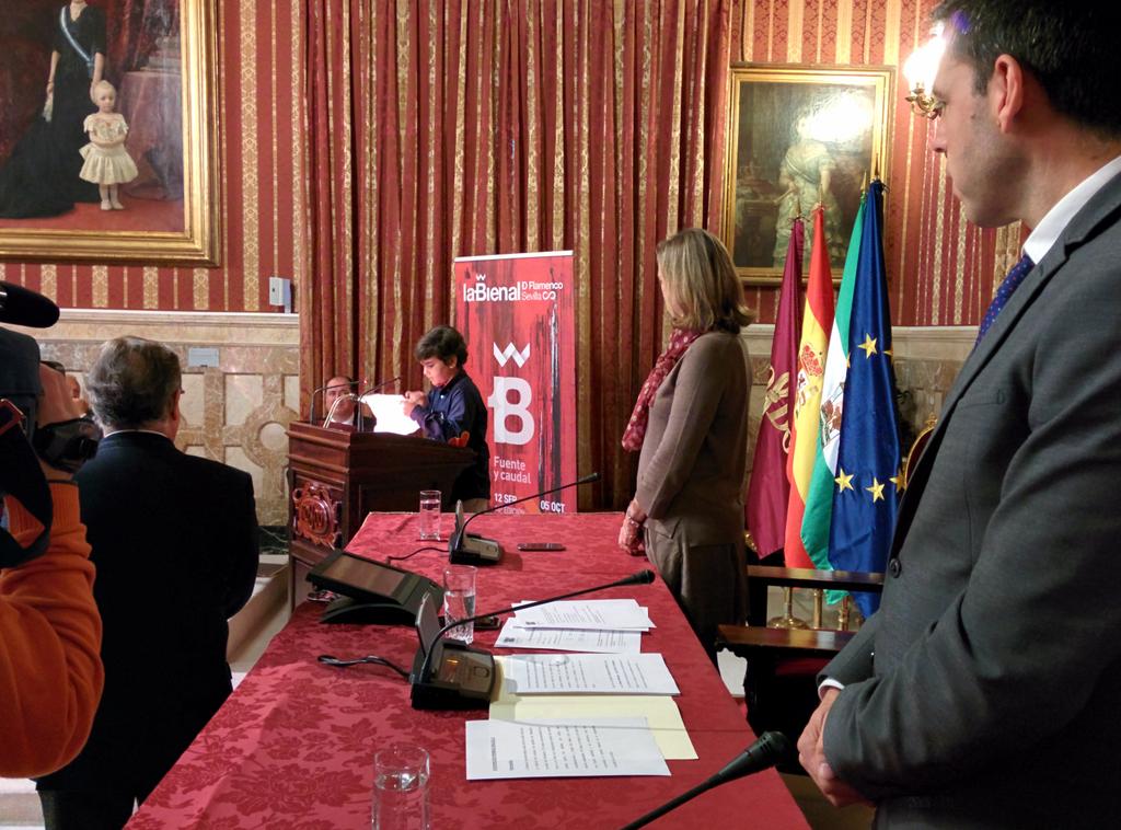 laBienal's tweet photo. El Giraldillo al Toque para @macortesguitarr lo recoge en su nombre su hijo Cayetano #PremiosGiraldillos http://t.co/0DarzhTJOe
