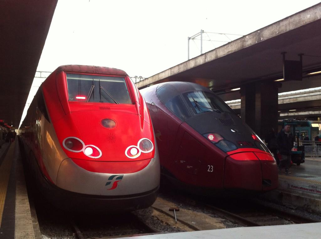 Santryno's tweet photo. l'Italia è più corta con l'AV e la concorrenza ha fatto bene al mercato e a noi clienti. Grazie @LeFrecce @ItaloTreno http://t.co/G5sCeT5wwZ