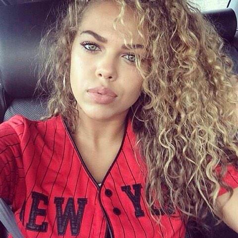 OfficiaIBaddies's tweet photo. Her hair 😍❤️ http://t.co/fd212O00N5
