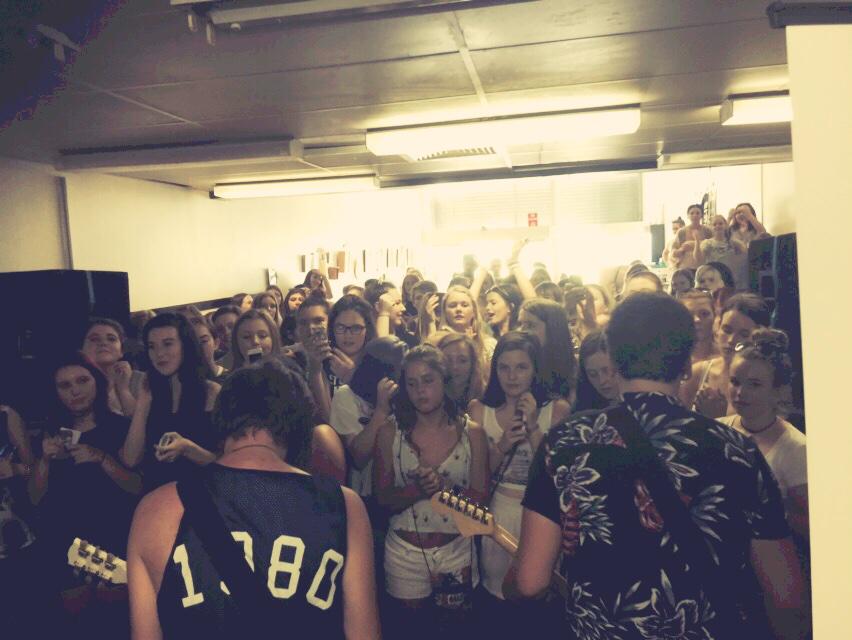 FEHITALIA's tweet photo. "@LukeEndsHere: on another note, thanks Newcastle! http://t.co/LFv4b2NCaL" Newcastle :)